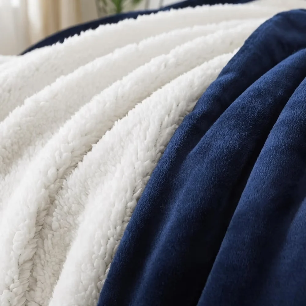 Luxurious Navy and Cream Bedding Set - Picture 4 of 6